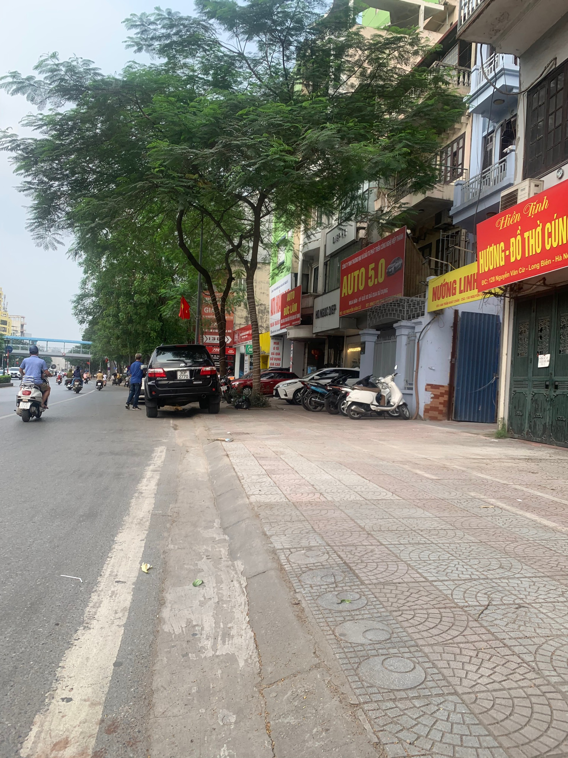 nhà mặt phố Nguyễn Văn Cừ, 1 mặt ngõ ôtô, 180m, mặt tiền 6m, full thổ cư