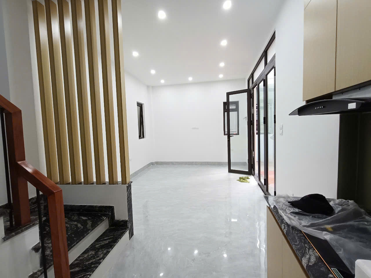 Nhà 5 tầng phố THANH AM 31m2 –  lô góc thoáng – Ngõ chợ. Giá 4.6 tỷ