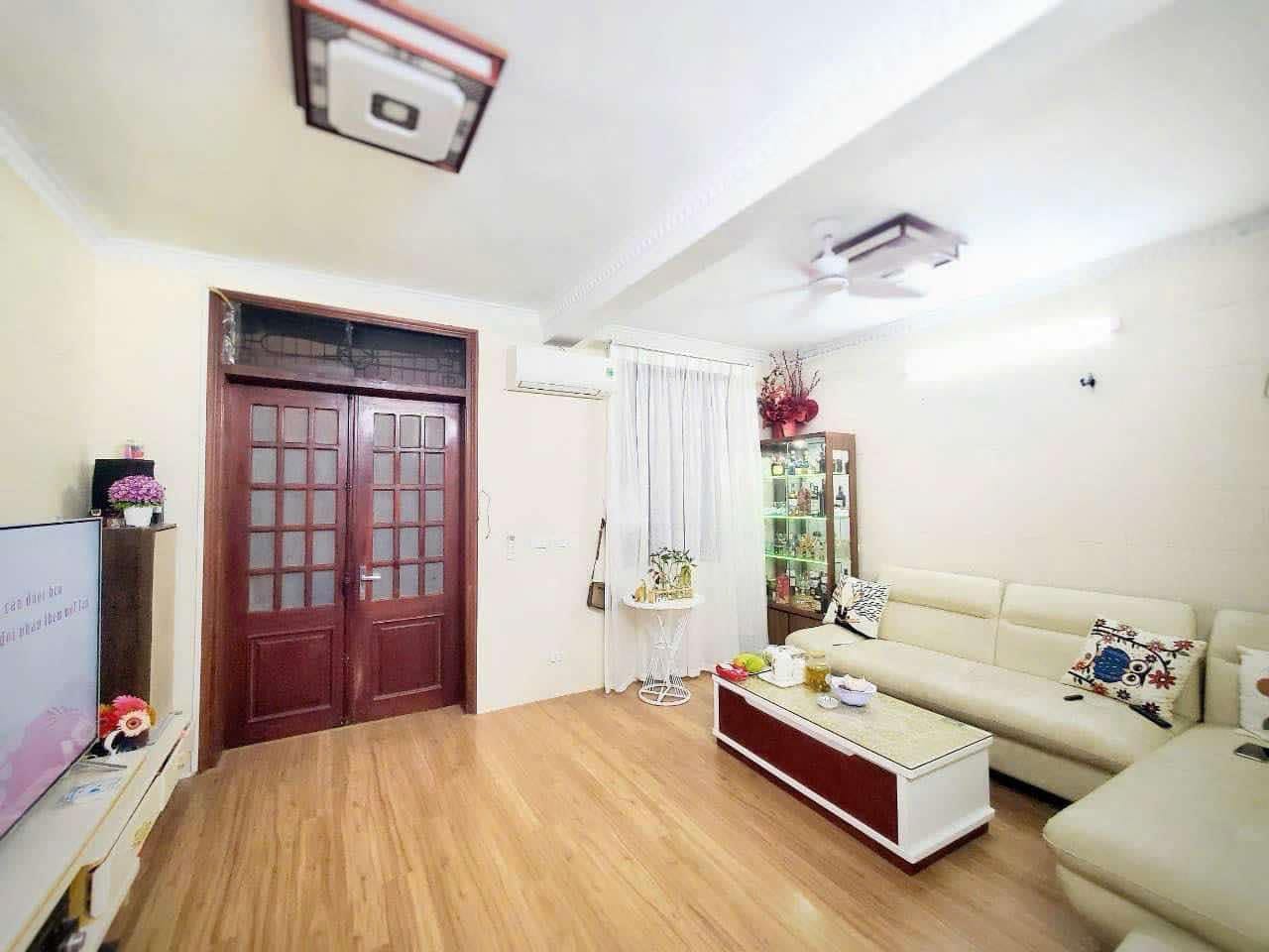 Bán GẤP nhà phố Đê La Thành – Đống Đa, 50m2 mt5,04m giá cực tốt chỉ 7,5 tỷ