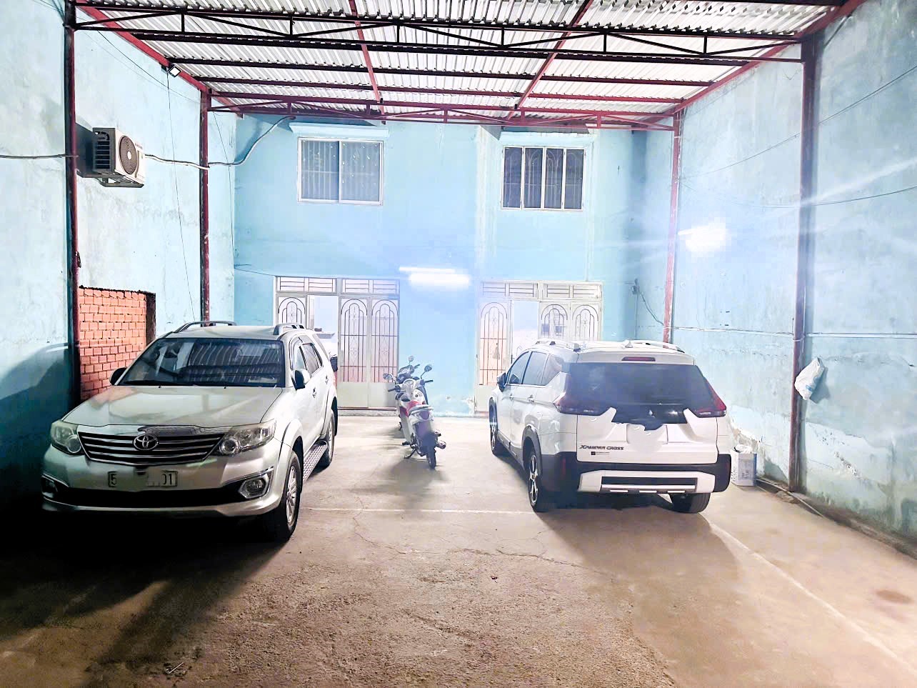 Cho thuê Nhà Đất sân rộng, 2 gác, 4PN, hẻm xe hơi