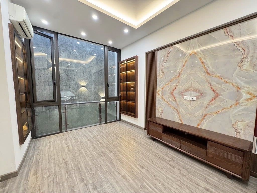 Nhà 5 tầng Trung Tâm Quận Đống Đa giáp Cầu Giấy – Ô tô đỗ cửa – 2 mặt thoáng