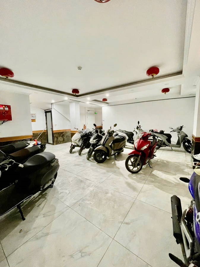 Bán nhà phố Cầu Giấy 7 tầng 

Diện tích: 100m²

 Mặt tiền: Gần 8m Giá bán: 37.5 tỷ dòng tiền hơn 1.8 tỷ/năm