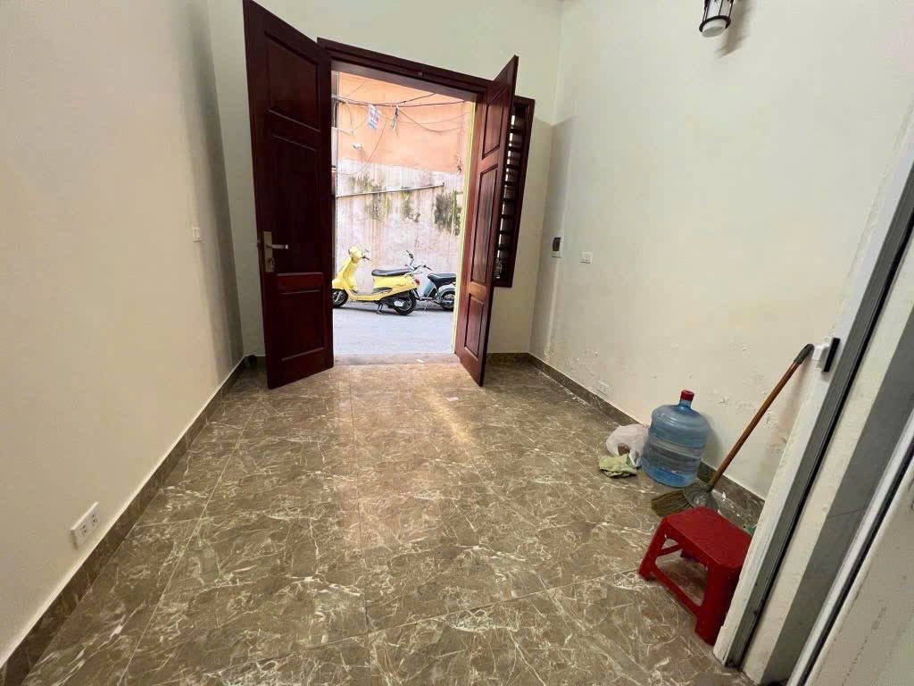 CỰC HIẾM ! HƠN 4 TỶ CÓ NHÀ MẶT NGÕ KINH DOANH KHU TRUNG TÂM ĐỐNG ĐA – HÀNG XÓM VĂN MIẾU – Ô TÔ ĐỖ CỬA – LÔ GÓC 2 THOÁNG – NHÀ ĐẸP Ở NGAY !!!