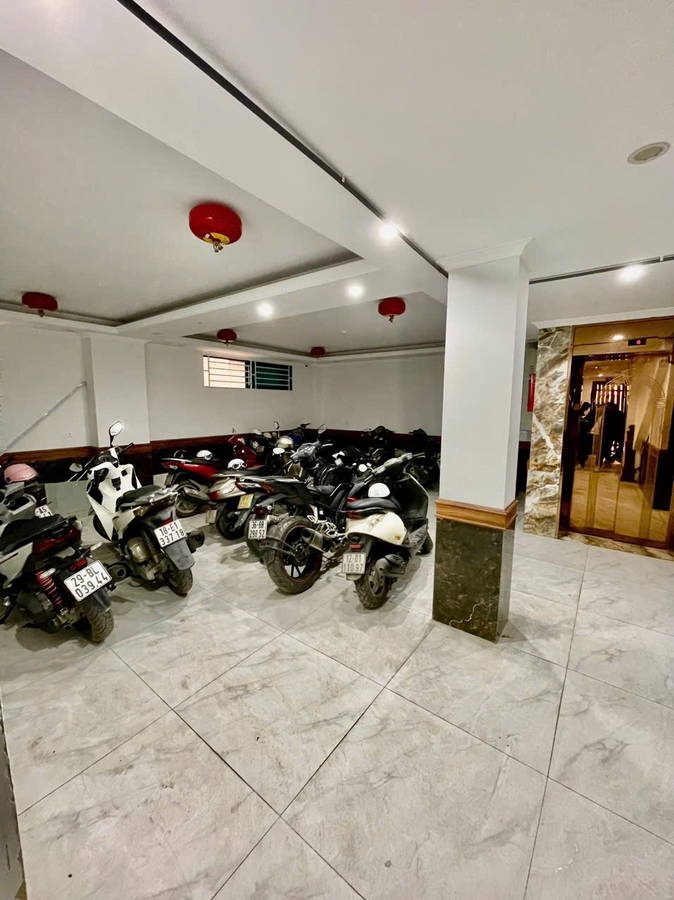 Bán nhà phố Cầu Giấy 7 tầng 

Diện tích: 100m²

 Mặt tiền: Gần 8m Giá bán: 37.5 tỷ dòng tiền hơn 1.8 tỷ/năm
