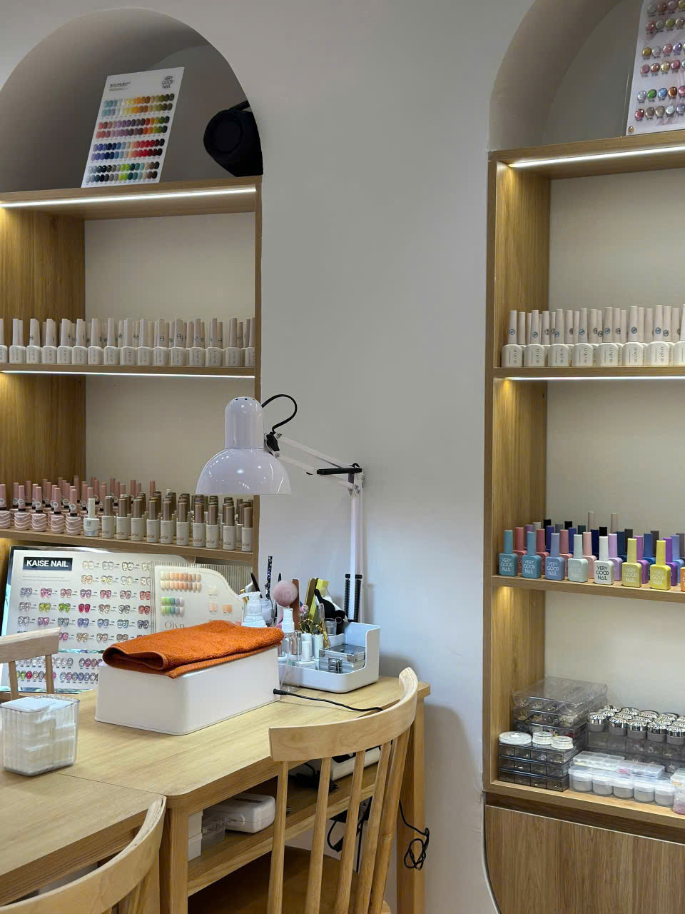 Cho thuê : sang nhượng Quán nail fuil đồ ,gần số 104 Đặng văn ngữ Dt 25 m2,  tầng 1
