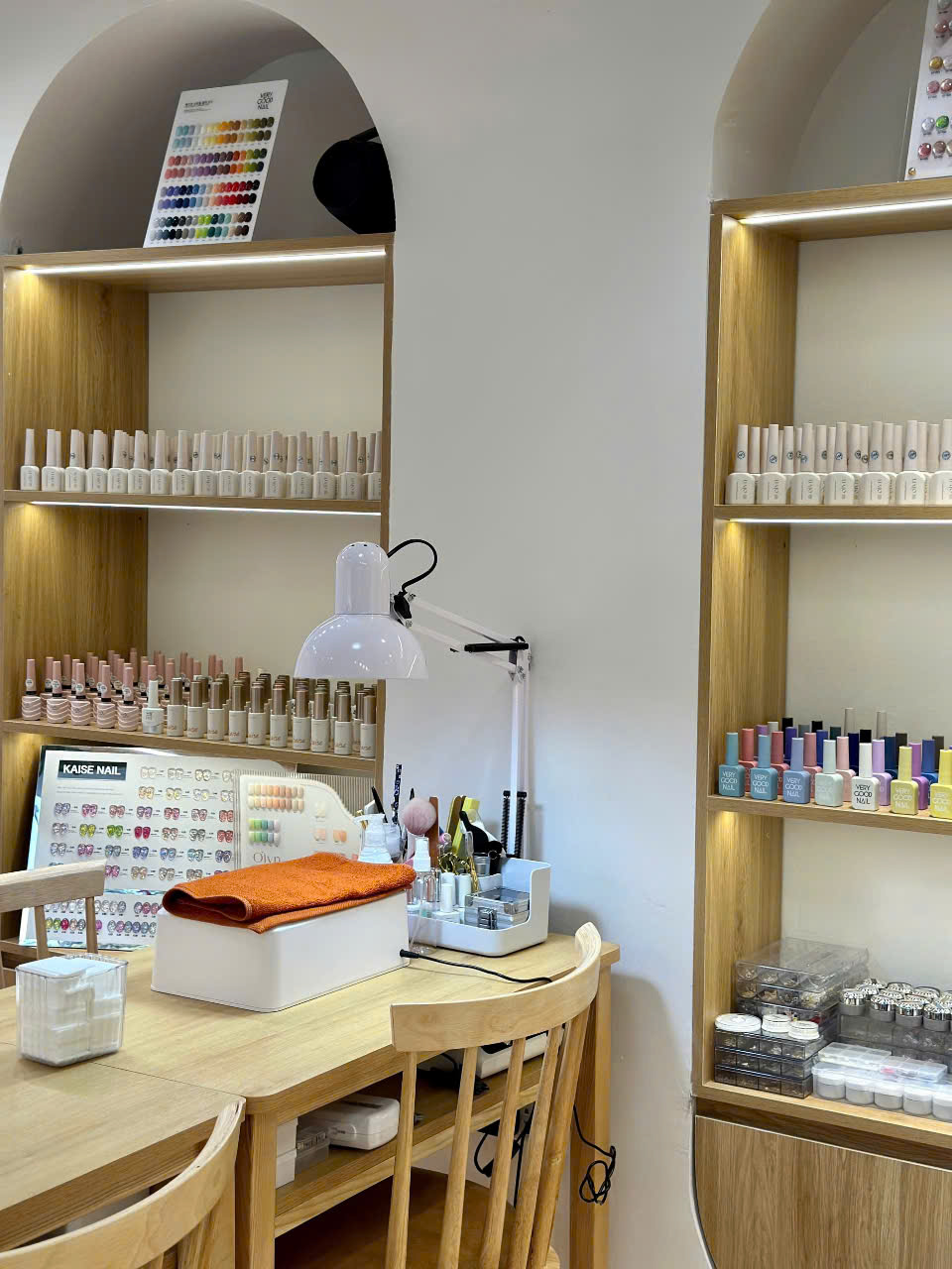Cho thuê : sang nhượng Quán nail fuil đồ ,gần số 104 Đặng văn ngữ Dt 25 m2,  tầng 1