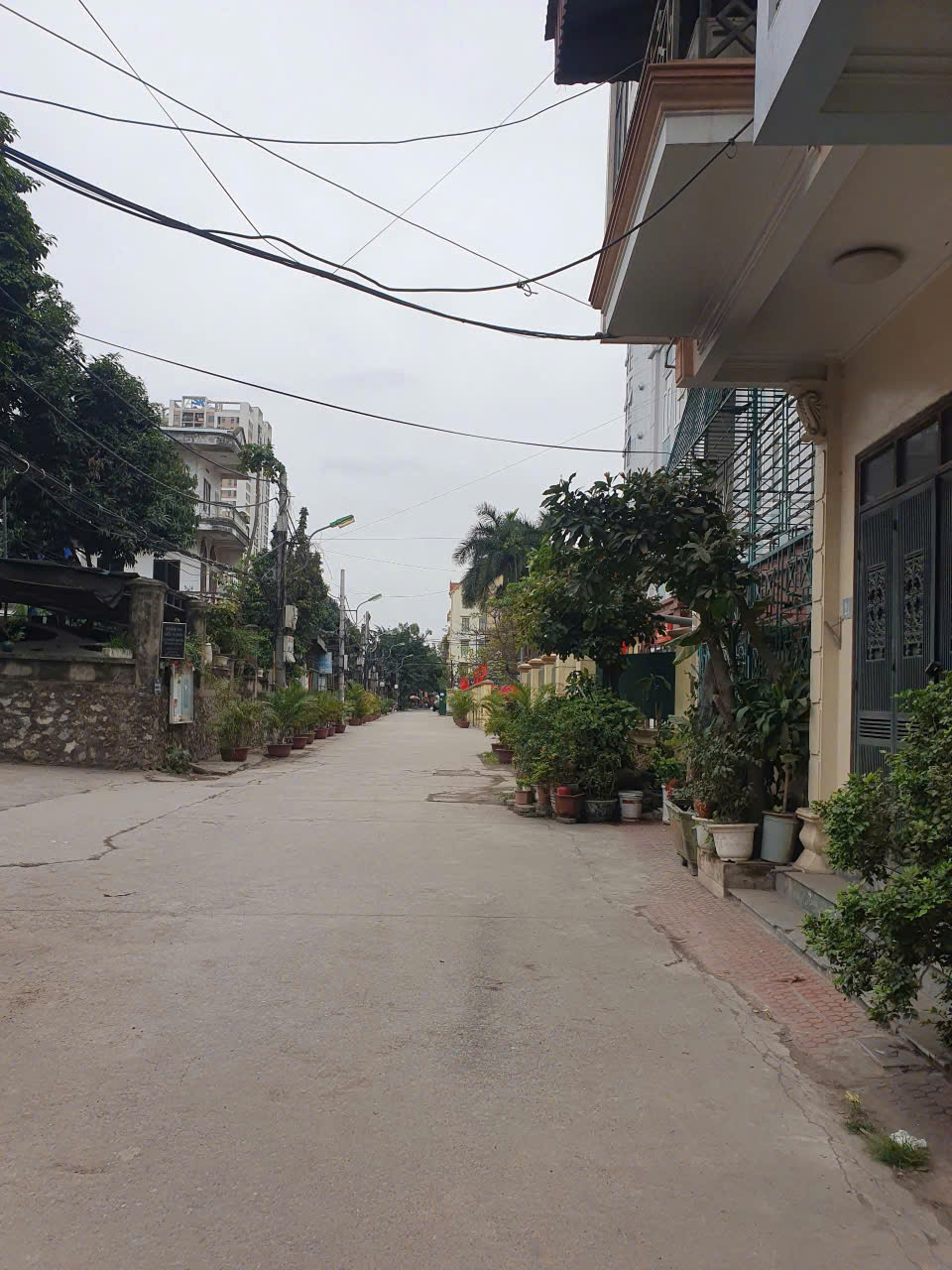 Cho thuê : nhà nguyên căn ngõ 175 phố định công  Dt 40m2 x 4tầng  ,3ngủ  ,3vs , 1 khách ,1 bếp, giá thuê 12 triệu /