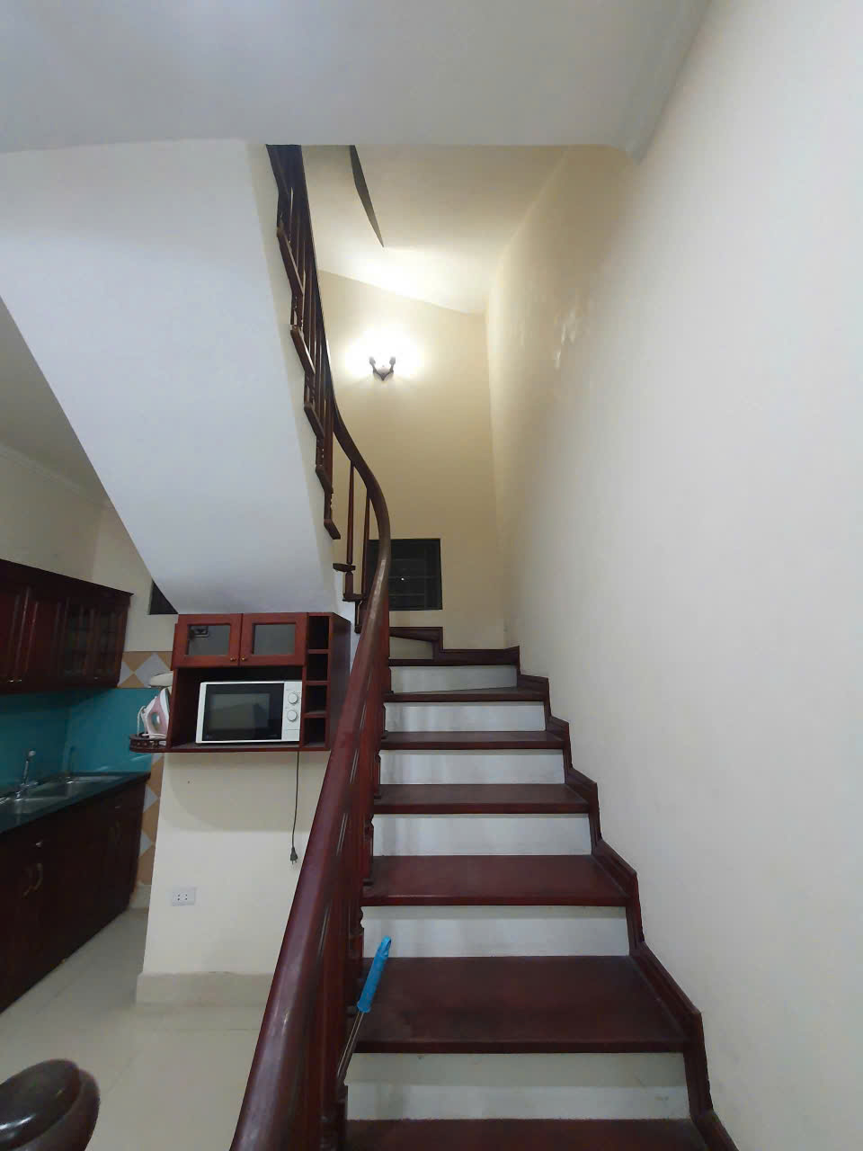 Cho thuê : nhà nguyên căn ngõ 175 phố định công  Dt 40m2 x 4tầng  ,3ngủ  ,3vs , 1 khách ,1 bếp, giá thuê 12 triệu /
