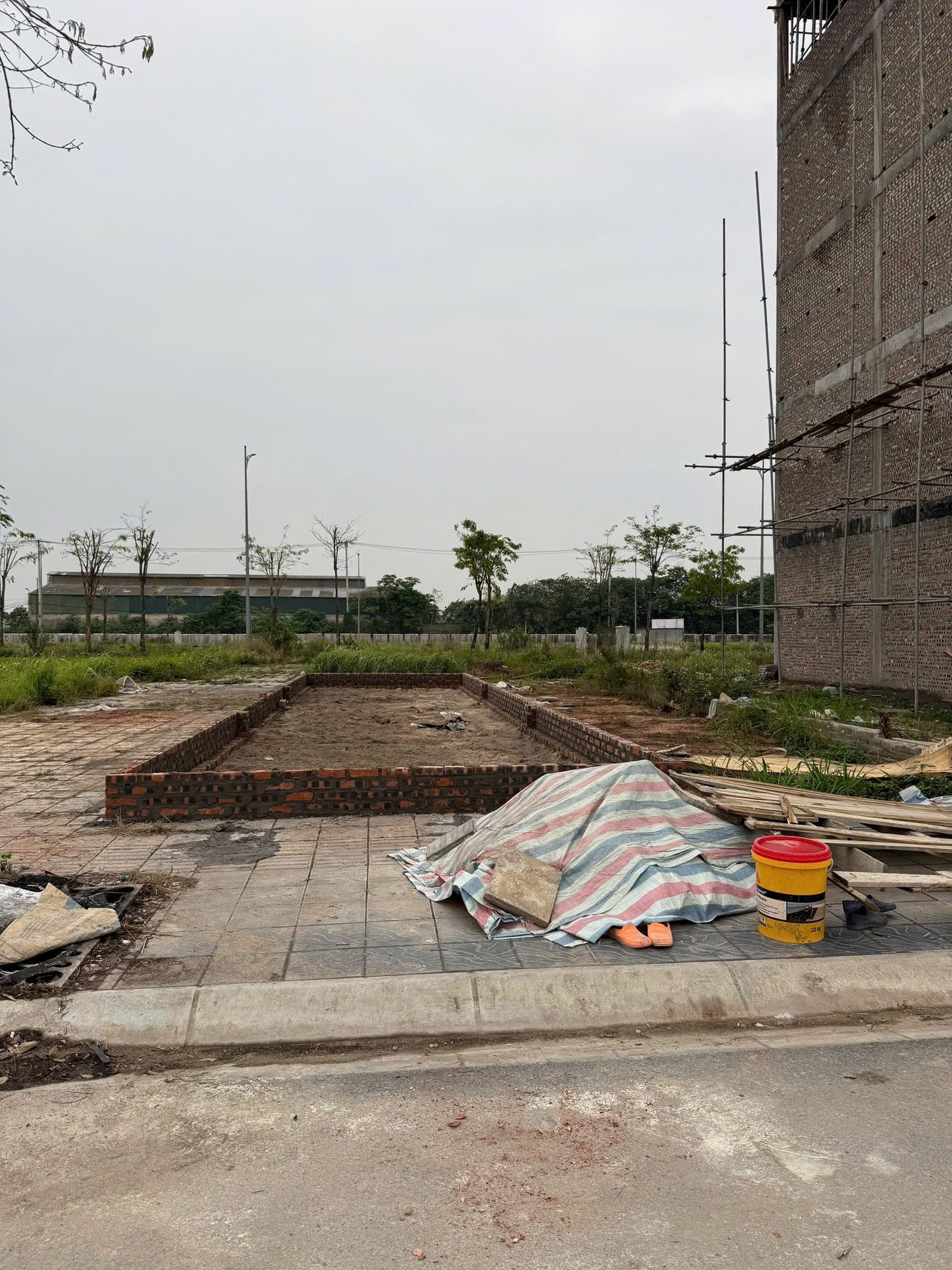 Chính chủ cần bán lô đất lk 5-9  Tái Định Cư Bộ Công An – Cổ Dương – Tiên Dương – Đông Anh
👉 Diện tích : 60m2
👉 Mặt tiền : 3,92m
 Lô đất xẻ khe 3 mặt thoáng