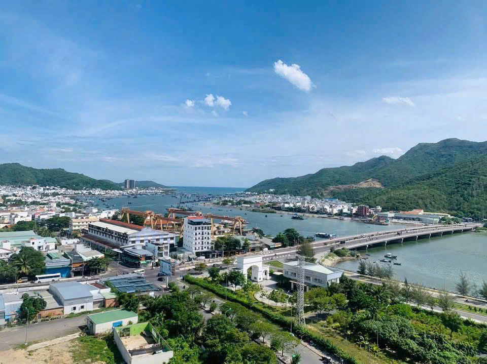 Bán căn hộ view đẹp cả hiện tại và tương lai không bị che chắn bới dự án khác:
Căn 14.14 CCU Phước Long A, chủ đầu tư HUD.
Căn góc số 14, tầng 14. View sông, cửa biển.
Nhìn Đảo Hoa Sen, sông Quán Trường, cầu Bình Tân
DT: 68,11m2
Giá bán: 3,2 tỉ.
