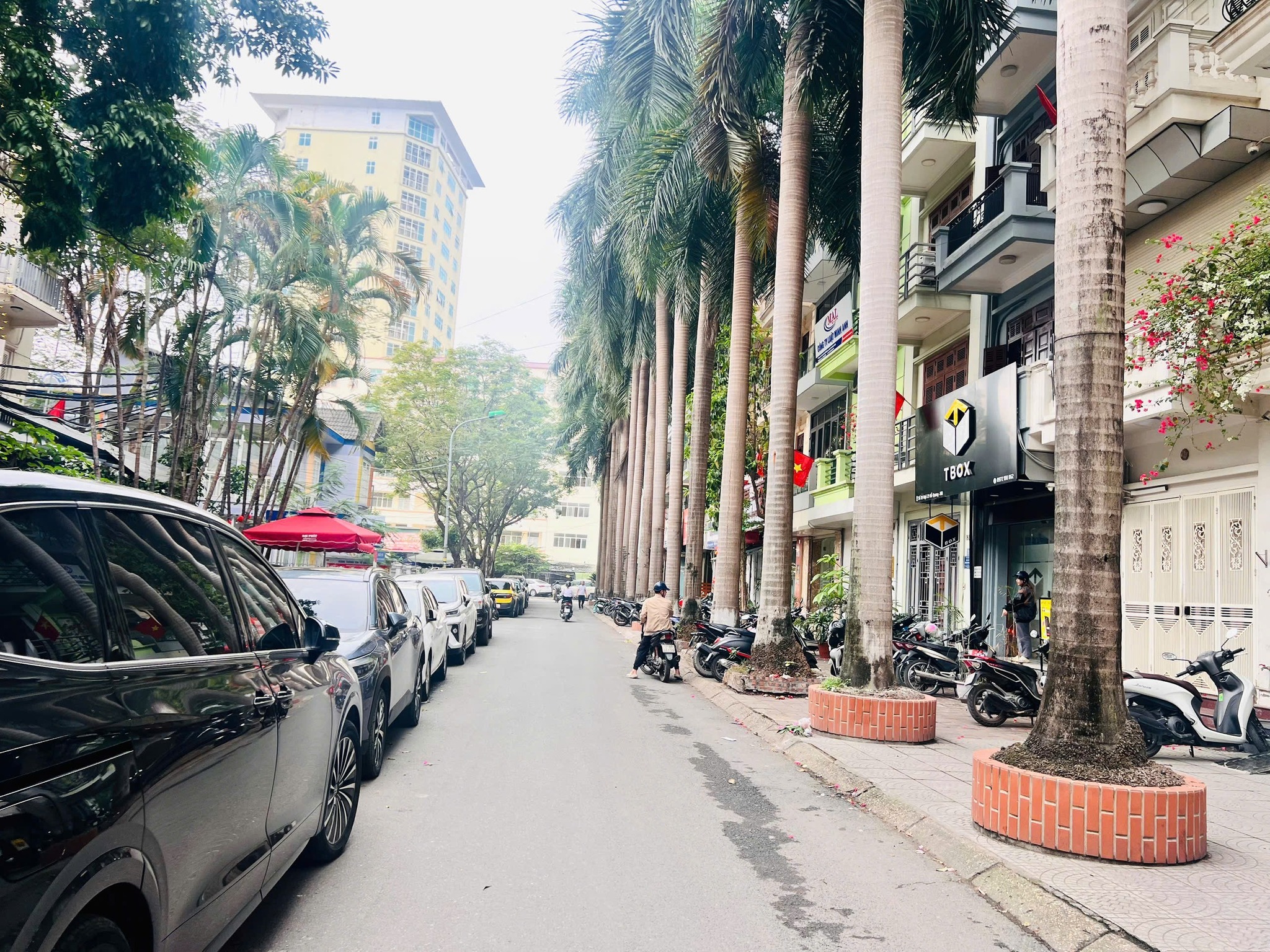 SIÊU PHẨM – PHÂN LÔ – Ô TÔ TRÁNH – VỈA HÈ RỘNG – PHỐ ĐỖ QUANG – KINH DOANH TẤP NẬP – PHỐ HIẾM NHÀ BÁN – Ô CHỜ THANG MÁY – 19 TỶ