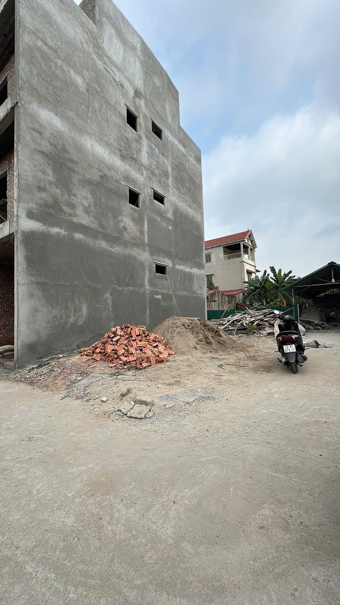LÔ GÓC trục chính Xóm 2 – Chương Dương – Thường Tín đường 2 ô tô tránh nhau
 lô góc 2 mặt tiền sát chợ
✅Đường trước đất rộng chuẩn 6m 2 xe tránh nhau, đường bàn cờ thông tứ tung 
✅vị trí siêu đắc địa khi nằm ngay gần chợ, UBND, trạm y tế, NVH, trường học các cấp