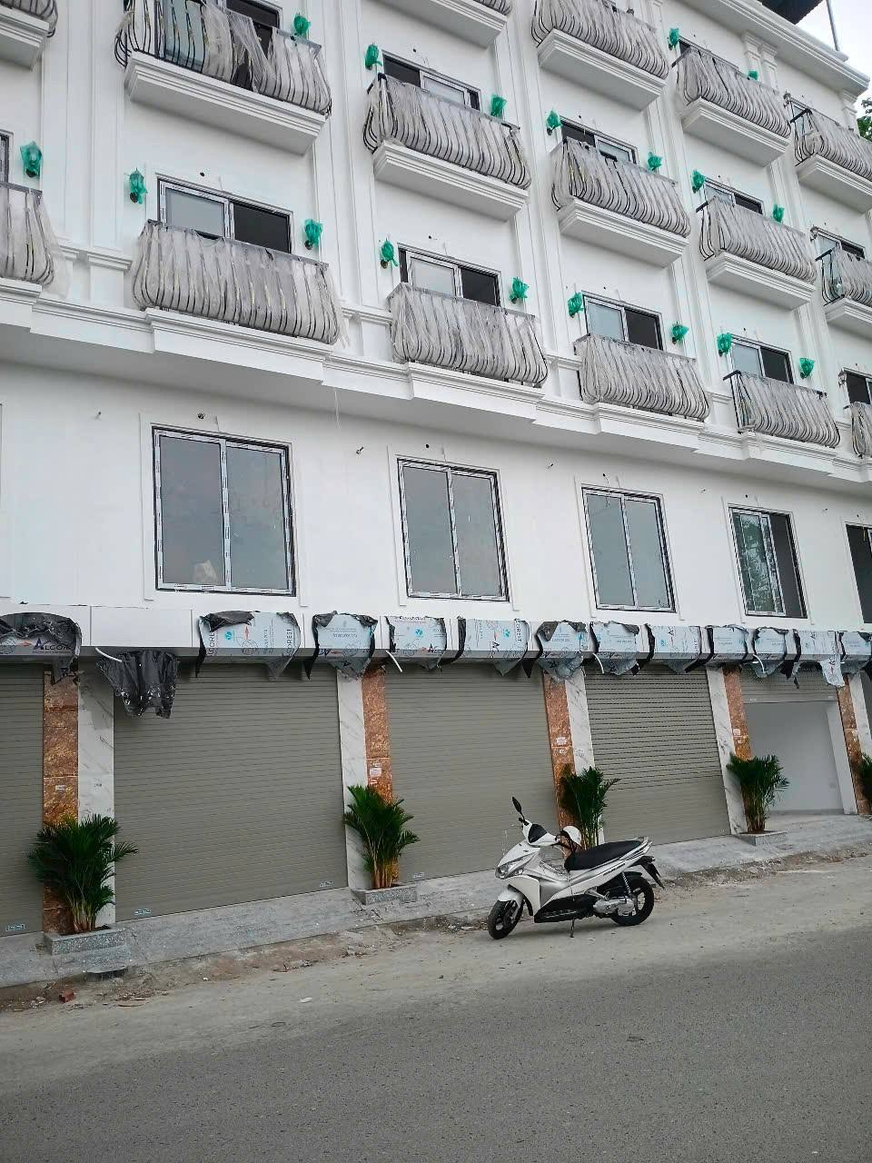 Đẹp thôi rồi các bác ơi !
5 căn Tứ hiệp – Thanh trì, đường 2 công ten nơ tránh
Đẹp ko tì vết , vew hồ điều hòa thoáng mát 4 mùa 
Giá : 6,8 tỷ 1 căn ( đàm thoải mái )