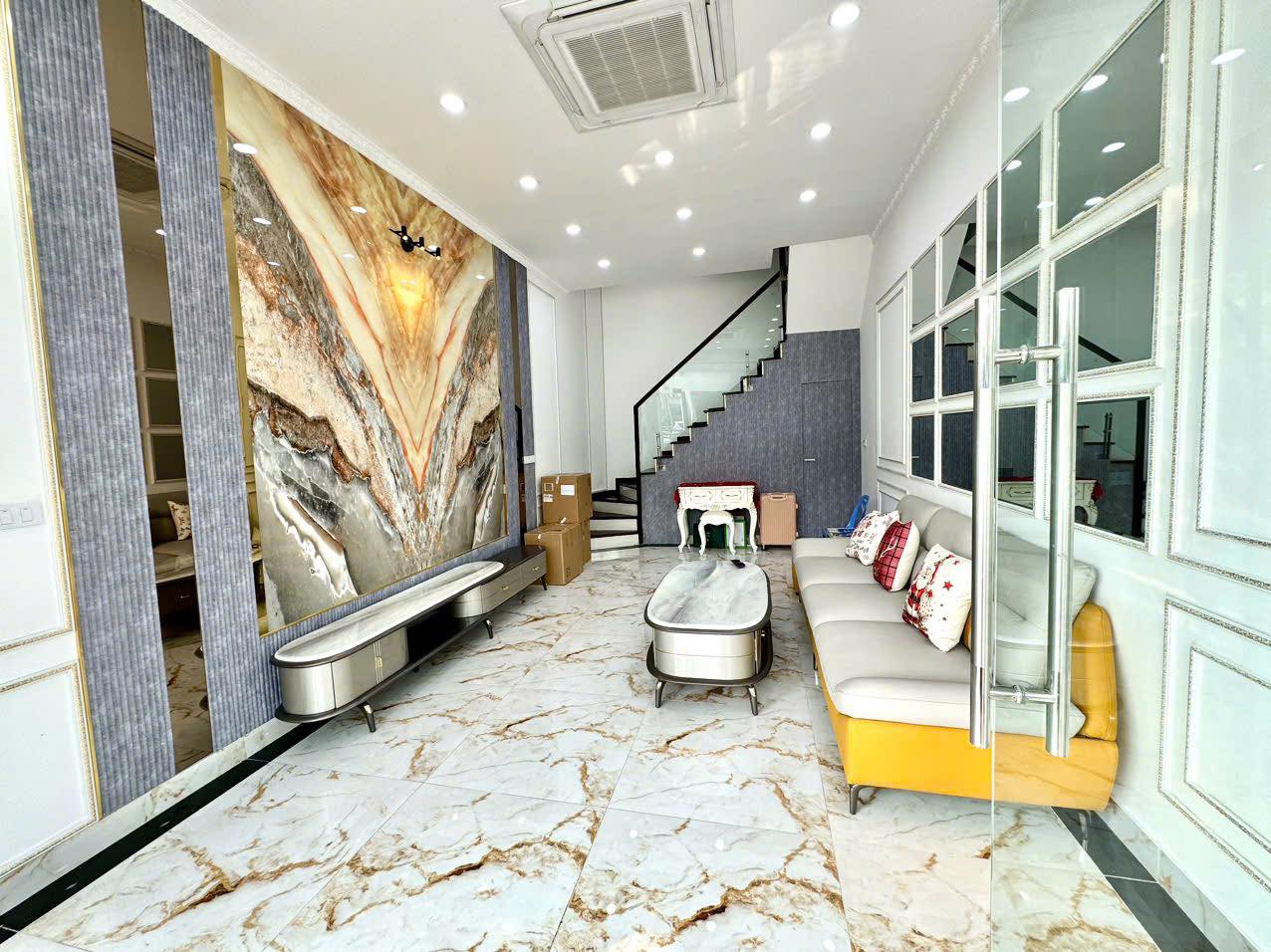 BÁN NHÀ VÕ THỊ SÁU  – CÓ THANG MÁY  – VF3 – 40M2 – 17.8 TỶ