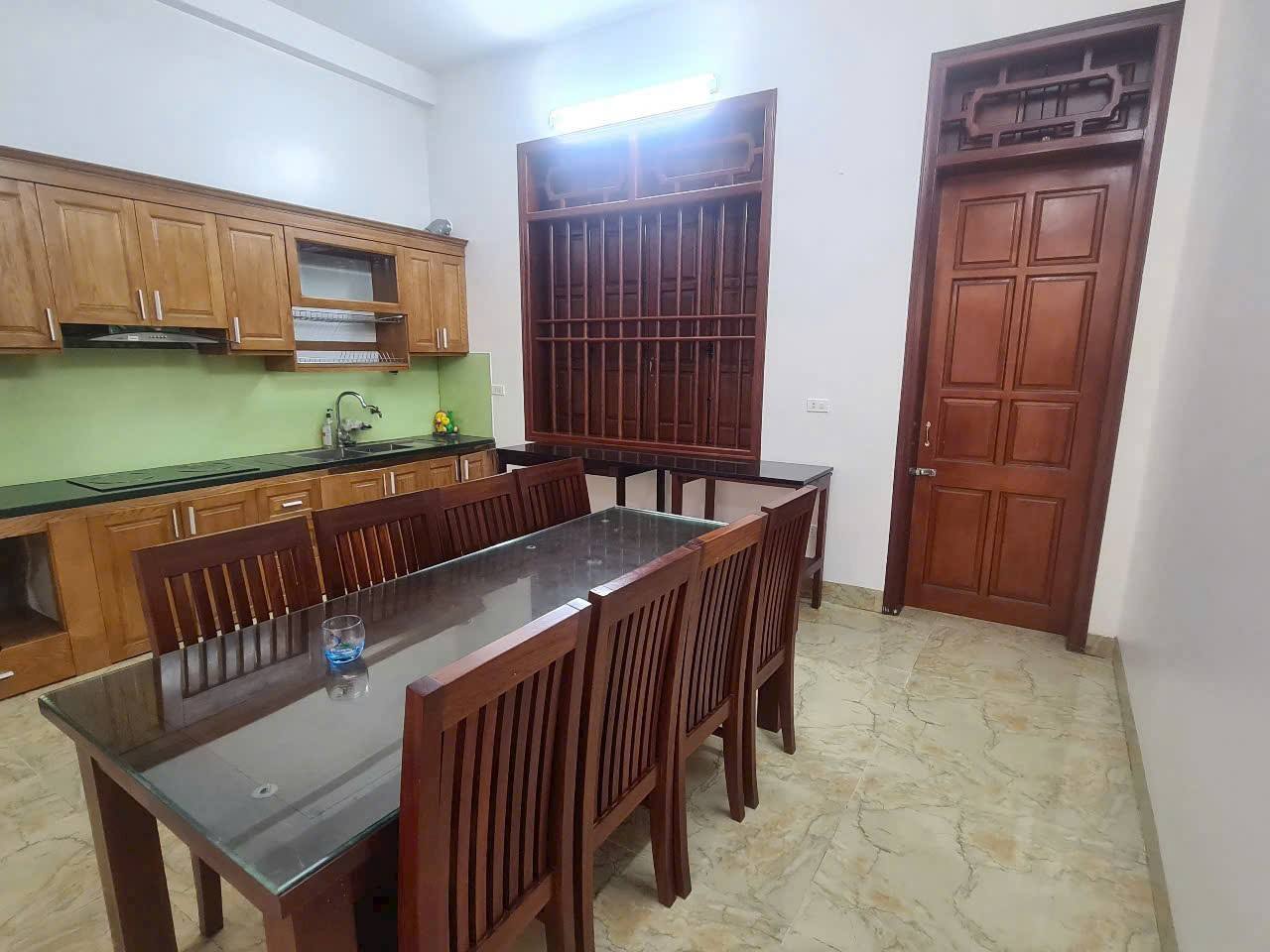 Nhà 132m2, 3 tầng nội thất đầy đủ, đường 2 ô tô đi //. sân để 2 con ô tô .5 phòng ngủ  không lỗi phòng thủy 5 phút ra chợ trường học siêu thị đường liên thôn
LH 0982972712 để đc xem nhà miễn phí