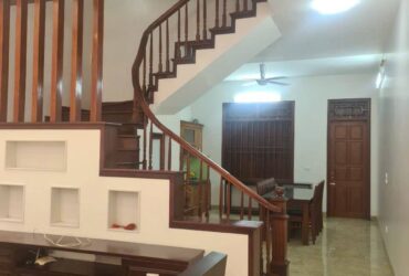 Nhà 132m2, 3 tầng nội thất đầy đủ, đường 2 ô tô đi //. sân để 2 con ô tô .5 phòng ngủ  không lỗi phòng thủy 5 phút ra chợ trường học siêu thị đường liên thôn
LH 0982972712 để đc xem nhà miễn phí