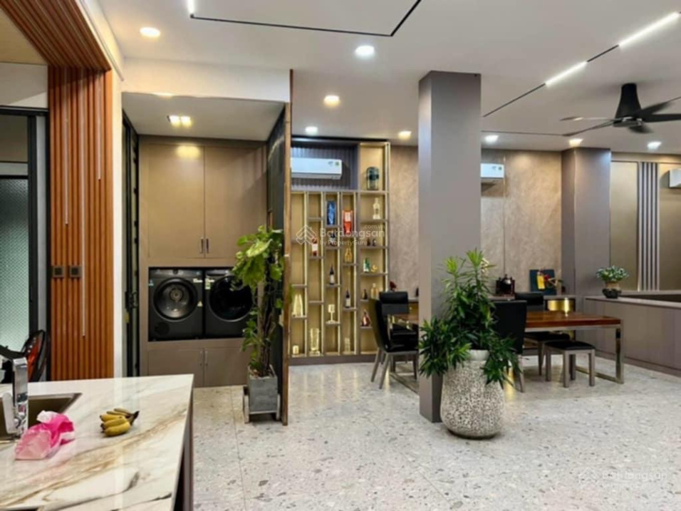 Bán biệt thự 3 tầng, mặt tiền NB Bình Hưng, sát Tạ Quang Bửu, Quận 8, lô góc 141m2, 14.2 tỷ. Lh: 0939345129
