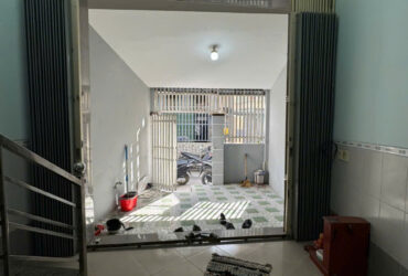 CHO THUÊ NHÀ 3 TẦNG HẺM OTO ĐƯỜNG CAO ĐÀI – PHƯƠNG SƠN
– Diện tích 45.4m2 full ODT
– Ngang 3.45m nở hậu chữ L
– Hẻm betong oto đi được,
– Hướng Tây Nam
– Pháp lý sổ hồng hoàn công
– Kết cấu 1 trệt 2 lầu với 4pn, 2wc, bếp, khách, sân để xe, giếng trời, ban công, phòng thờ….
– Vị trí ngay trung tâm thành phố, gần siêu thị, gần chùa Long Sơn, cách 23/10 khoảng 120m,…
=>> 💸💸Giá thuê 7tr/tháng. Cọc 2 thanh toán 2.