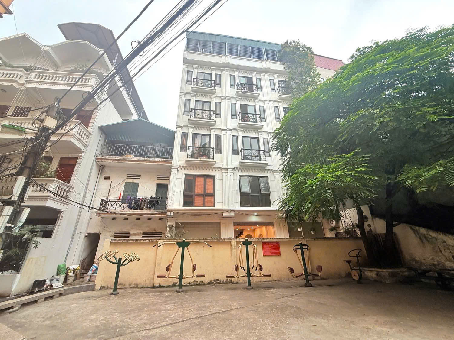SIÊU PHẨM LẠC LONG QUÂN  –  CẦU GIẤY TRUNG TÂM  QUẬN Ô TÔ TRÁNH . DT 30M – NHÀ ĐẸP 6 TẦNG THÔNG SÀN  

AN SINH TUYỆT ĐỈNH – GẦN CHỢ, TRƯỜNG HỌC – SIÊU THỊ GẦN NHÀ…GIÁ CHÀO 7.75 TỶ