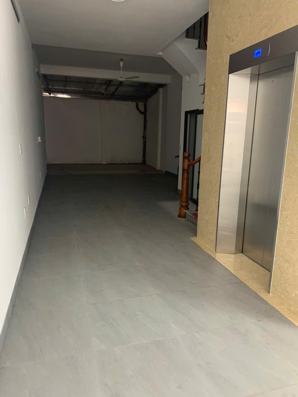Cần cho thuê mặt bằng làm văn phòng hoặc kho với diện tích 290m², không gian rộng rãi, thoáng mát. Đường lớn, ô tô tránh nhau thoải mái và vào tận trong nhà, thuận tiện vận chuyển hàng hóa hoặc đi lại. Khu vực an ninh, dễ tìm, phù hợp làm văn phòng đại diện, kho chứa hàng hoặc xưởng nhẹ.chi 25 tr
