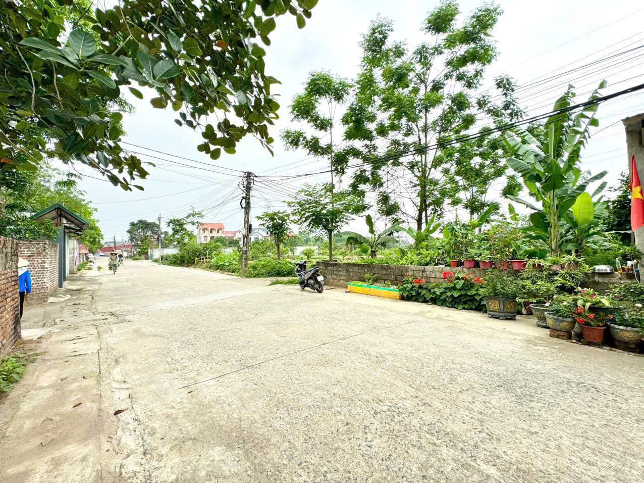 Siêu Phẩm  DT 118,7m. Mặt tiền= hậu 5m
– Vị trí: Tiên Trượng – Xã Thuỷ Xuân Tiên – Chương Mỹ – HN 
– Đường rộng 10m