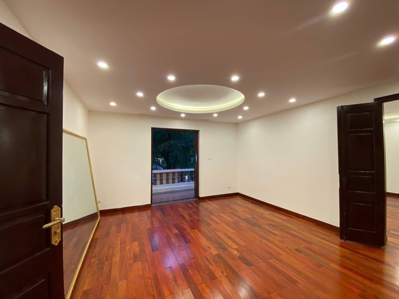 Bán nhà C4 mặt phố Nam Từ Liêm mặt tiền siêu khủng 8 mét diện tích 160 m2 giá chỉ 40 tỷ