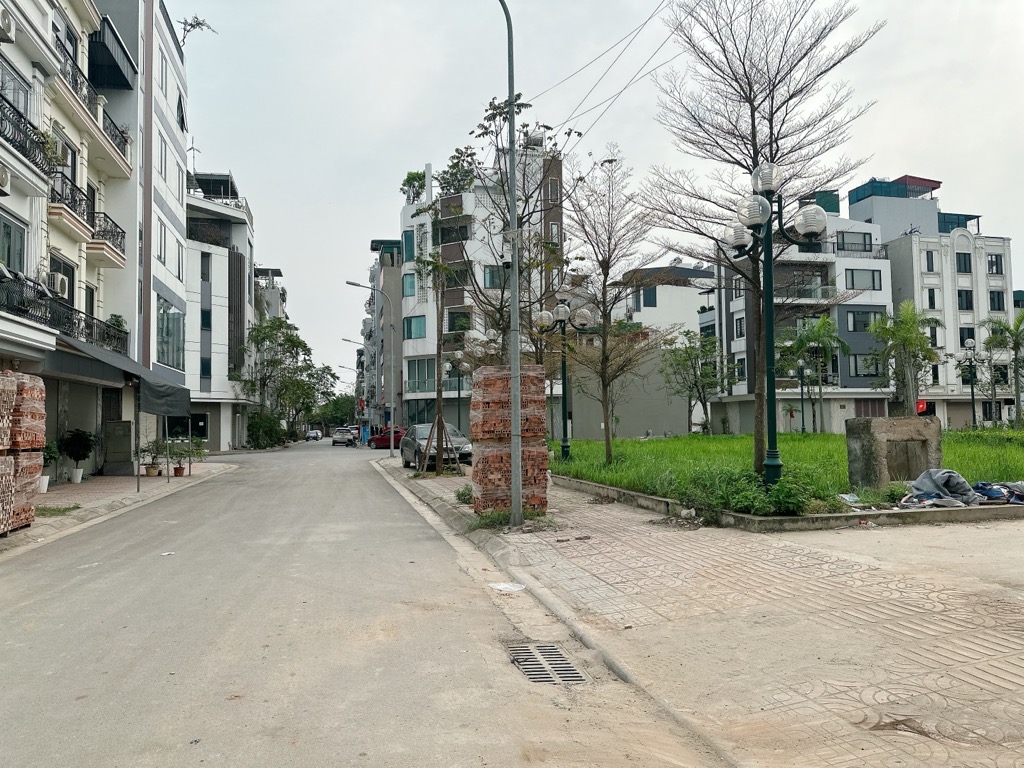 BÁN NHÀ NGỌC THỤY 20 tỷ 60m LÔ GÓC  3 THOÁNG Ô TÔ ĐỖ CỬA,LONG BIÊN