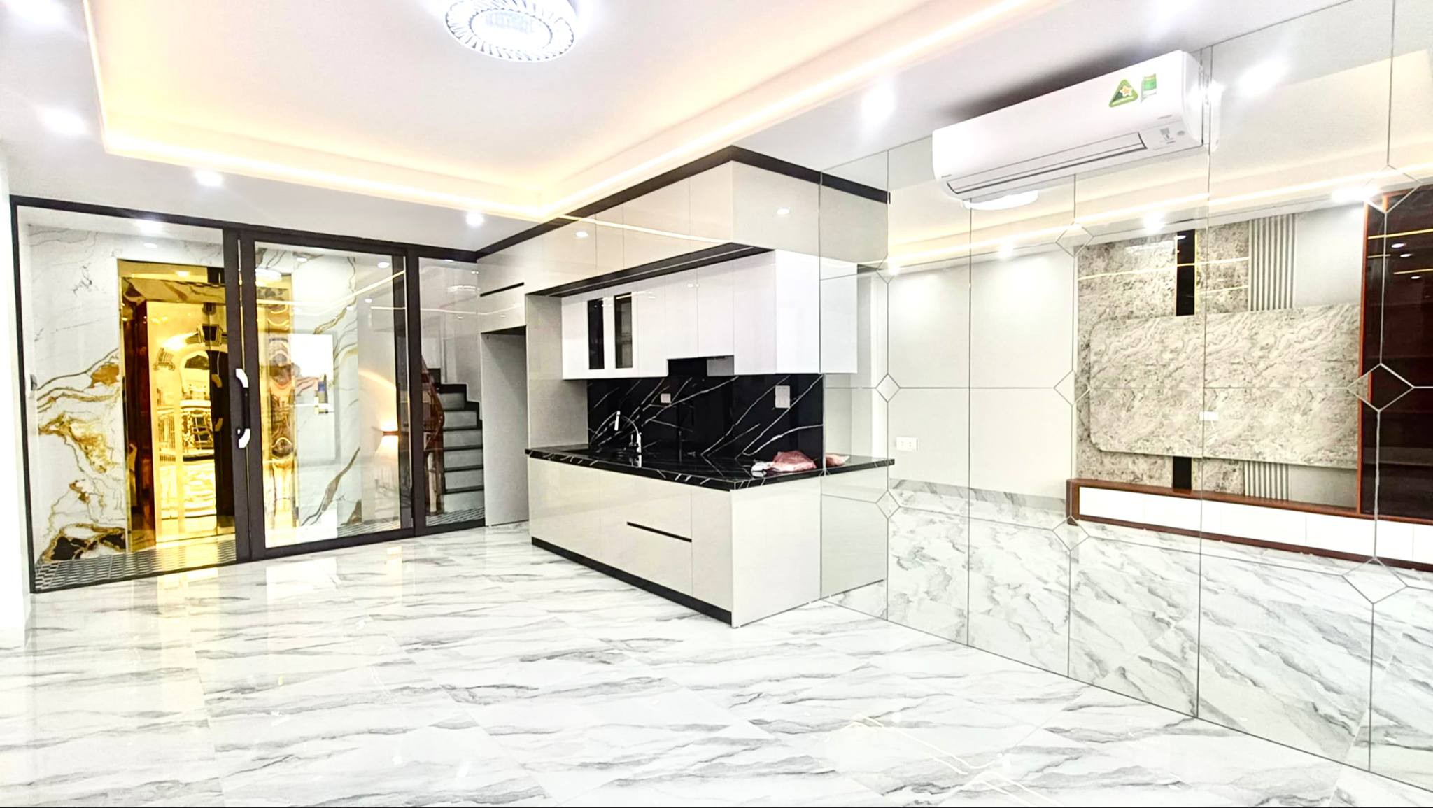 BÁN NHÀ HOÀNG MAI – MẶT PHỐ – 40M2 – 18.3 TỶ – THANG MÁY – Ô TÔ  – KINH DOANH