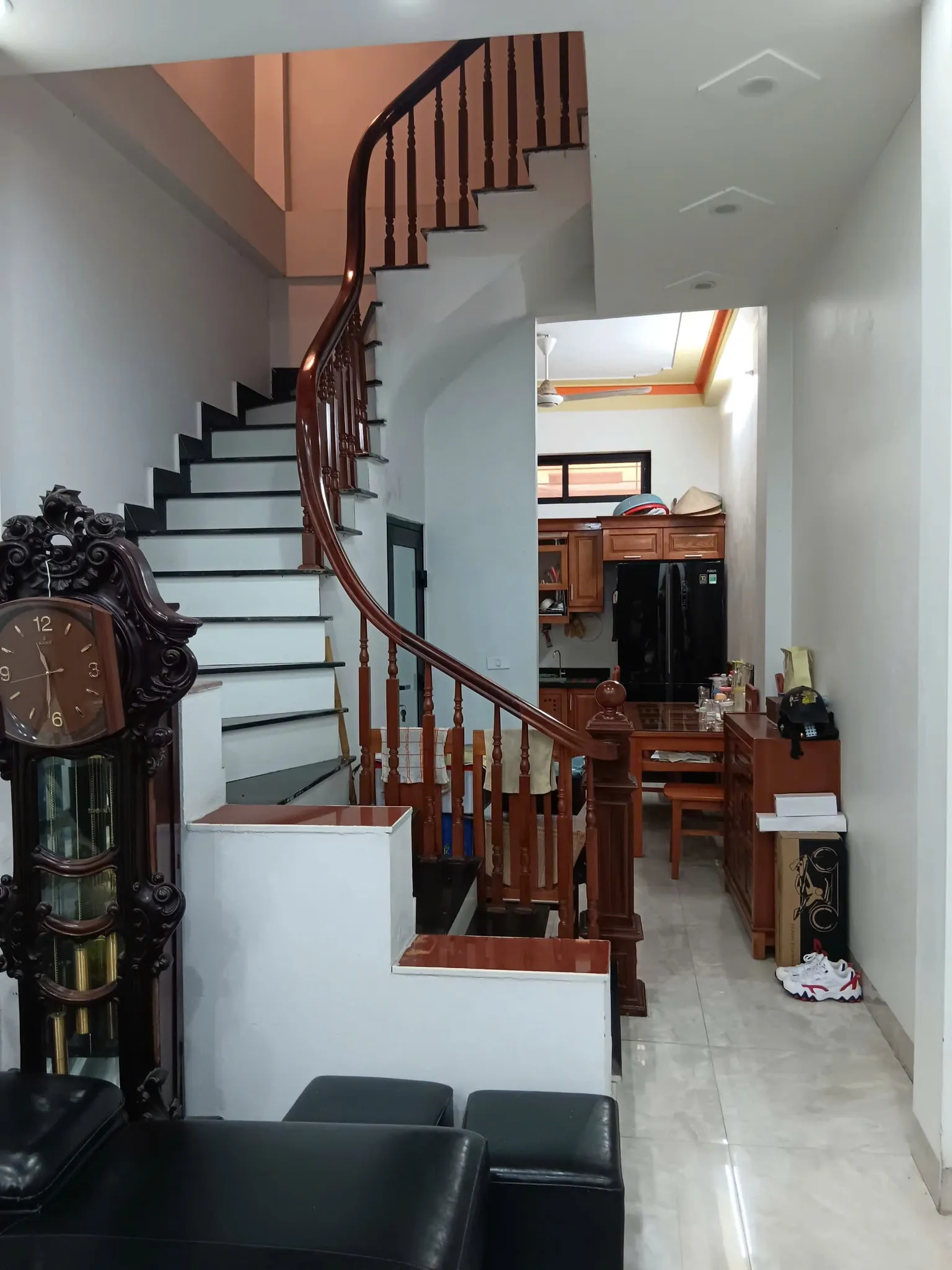 bán Nhà  Ngõ Thịnh Hào1 35/38m2.  4 tầng. mặt tiền3.1m giá  8.8 tỷ Đống Đa Hà Nội
