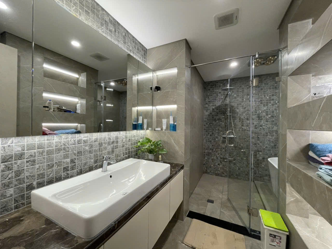 Cho thuê chung cư cao cấp Watermark 395 Lạc Long Quân, 157m2, 3 ngủ 2 vệ sinh, view Hồ Tây