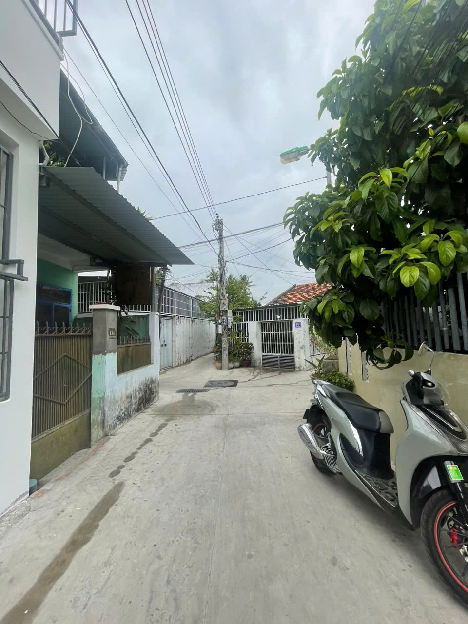 CẦN BÁN NHANH NHÀ 2 TẦNG , VĨNH XUÂN  , VĨNH THÁI , NHA TRANG GIÁ 2 TỶ 600 TRIỆU
Vị trí : ngay cầu phong châu , đường thông oto  tận nơi , cạnh bên khu đô thị Mỹ Gia , ngay khu hành chính , gần chợ , trường xung quanh đầy đủ tiện ích thích hợp an cư lập nghiệp , nhà thoáng mát. 
Hiện trạng nhà mê đúc kiên cố 1 trệt , 1 lầu gồm 2 pn , 3 vệ sinh  , sân trước rộng rãi phòng khách rộng có thể ngăn phòng ở dưới tùy theo công năng sử dụng ạ.
Diện tích : 53.4 m ( ngang 4 m ) nở hậu 5 m
Hướng : Bắc
Pháp lý : sổ hồng
Giá bán : 2 tỷ 600 triệu
Liên hệ