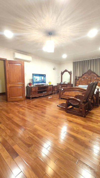 BIỆT THỰ CAO CẤP GÓC 3 MẶT TIỀN TRUNG TÂM QUẬN 1 NHỈNH 130 TỶ