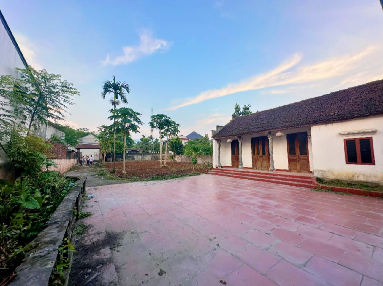 Góc bán đất tặng Nhà khang trang trên đất – 2 mặt tiền trước sau