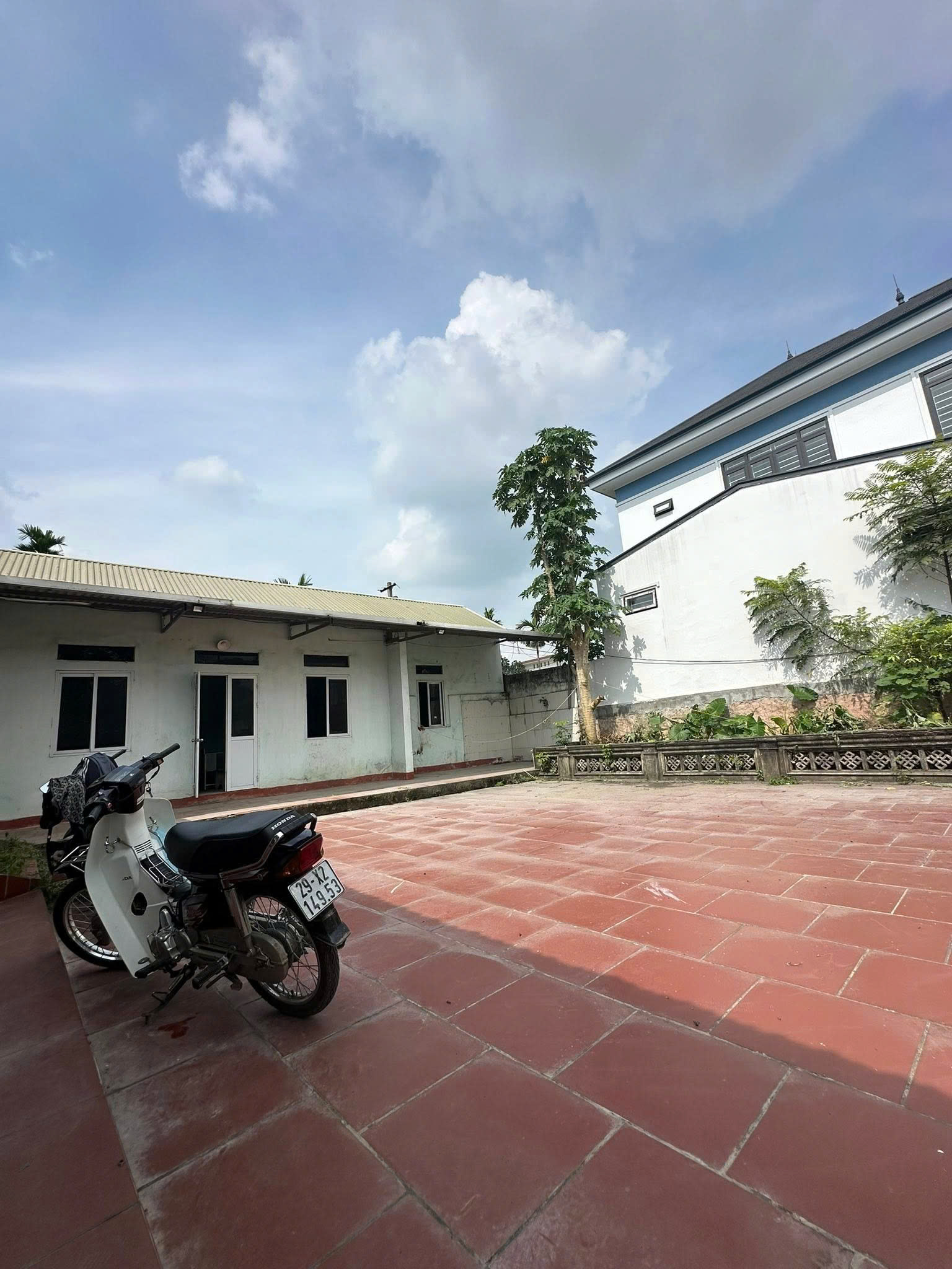 Góc bán đất tặng Nhà khang trang trên đất – 2 mặt tiền trước sau