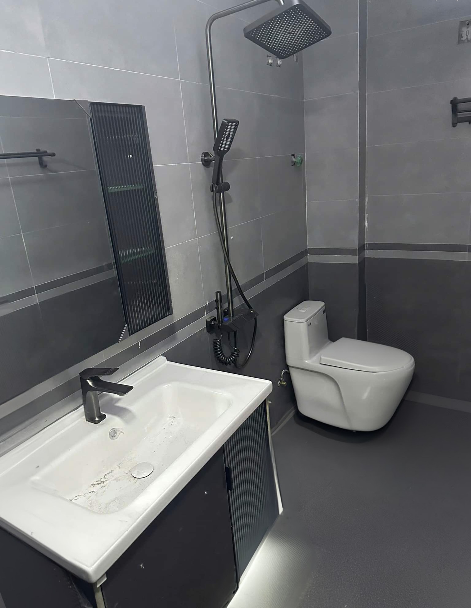 Cho thuê nhà mới, hai mặt tiền, 92m2_ 4T; vỉa hè, Trần Nhân Tông-29 Tr