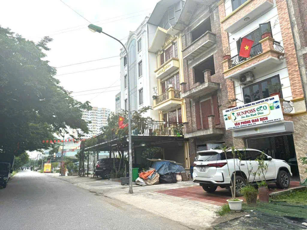 E có 3 mảnh ĐẤT SIÊU HIẾM- PHÂN LÔ Ô TÔ TRÁNH- VỈA HÈ RỘNG !!! Đồng mai hà đông – 79m giá 9 tỷ 500tr 
Cách mặt đường QL6 chỉ 10m, sau làm đường QL6 thông đẹp thì giá trị đất tăng mạnh.
