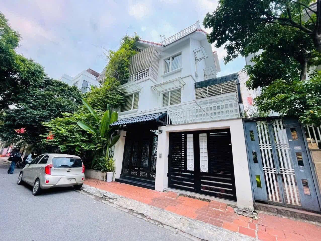 Bán nhà Hoàng Hoa Thám, Ba Đình, ngõ oto, gần mặt phố, 160m2, mặt tiền 12m, 22 tỷ.