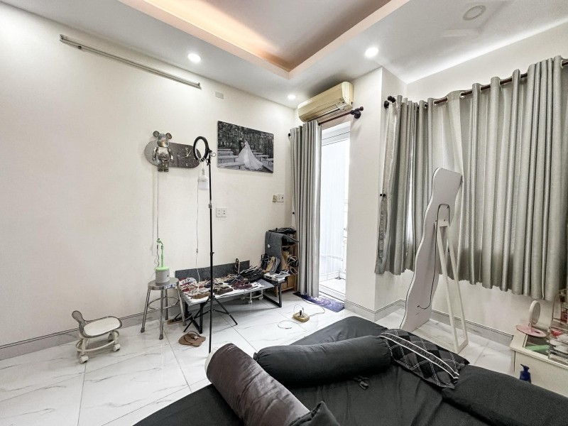 NHÀ 5 TẦNG TÔN ĐẢN QUẬN 4 – GIÁ CHỈ 5 TỶ – NGAY TRUNG TÂM – Ở NGAY HOẶC KHAI THÁC CHDV