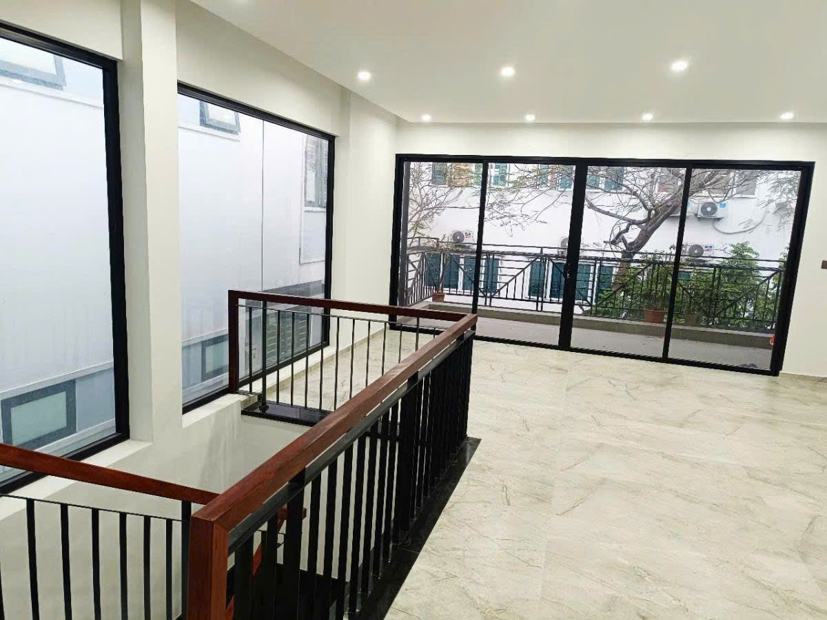 Hot tập thể 3 tầng, Kim Giang lô góc, nhà đẹp,3 thoáng, ngõ ô to tránh , tiện ích bạt ngàn 180m giá 6,3 tỷ.