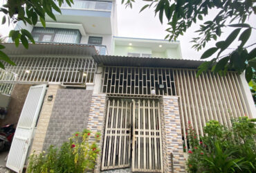BÁN NHÀ 2 TẦNG PHÚ TRUNG VĨNH THẠNH – PHƯỜNG TÂY NHA TRANG
– Diện tích : 80,9m2 ngang 5m full thổ cư
– Nhà 1 trệt 1 lầu gồm 4pn , 2wc, phòng thờ, bếp, phòng khách, sân để xe
– Hướng : Đông Nam
– Đường bê tông rộng 4m. Khu dân cư, bán kính 1km gồm trường học, chợ Ga, trạm y tế….
– Pháp lý : sổ hồng
– Giá bán : 2 tỷ 300 triệu