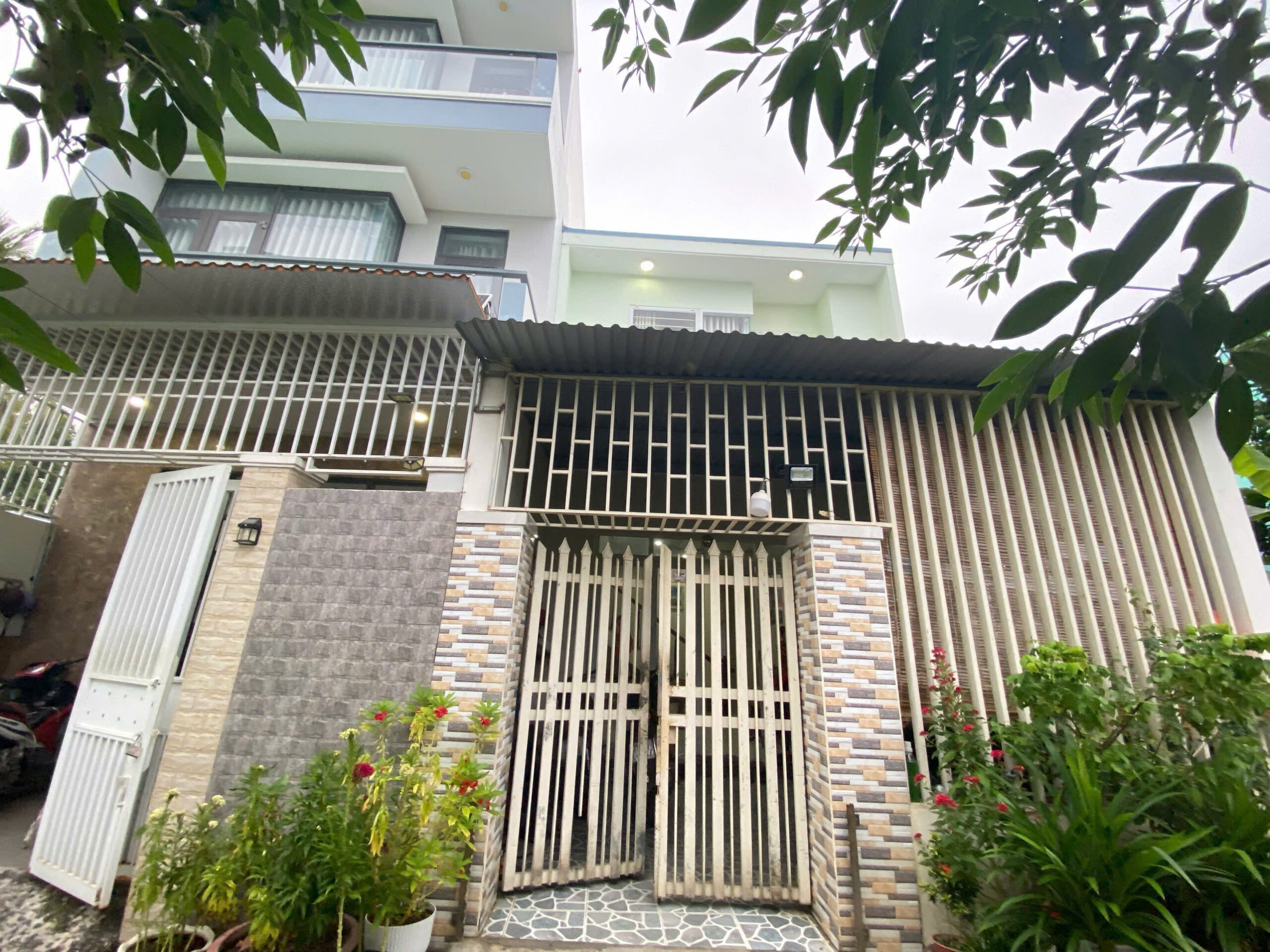 BÁN NHÀ 2 TẦNG PHÚ TRUNG VĨNH THẠNH – PHƯỜNG TÂY NHA TRANG
– Diện tích : 80,9m2 ngang 5m full thổ cư
– Nhà 1 trệt 1 lầu gồm 4pn , 2wc, phòng thờ, bếp, phòng khách, sân để xe
– Hướng : Đông Nam
– Đường bê tông rộng 4m. Khu dân cư, bán kính 1km gồm trường học, chợ Ga, trạm y tế….
– Pháp lý : sổ hồng
– Giá bán : 2 tỷ 300 triệu