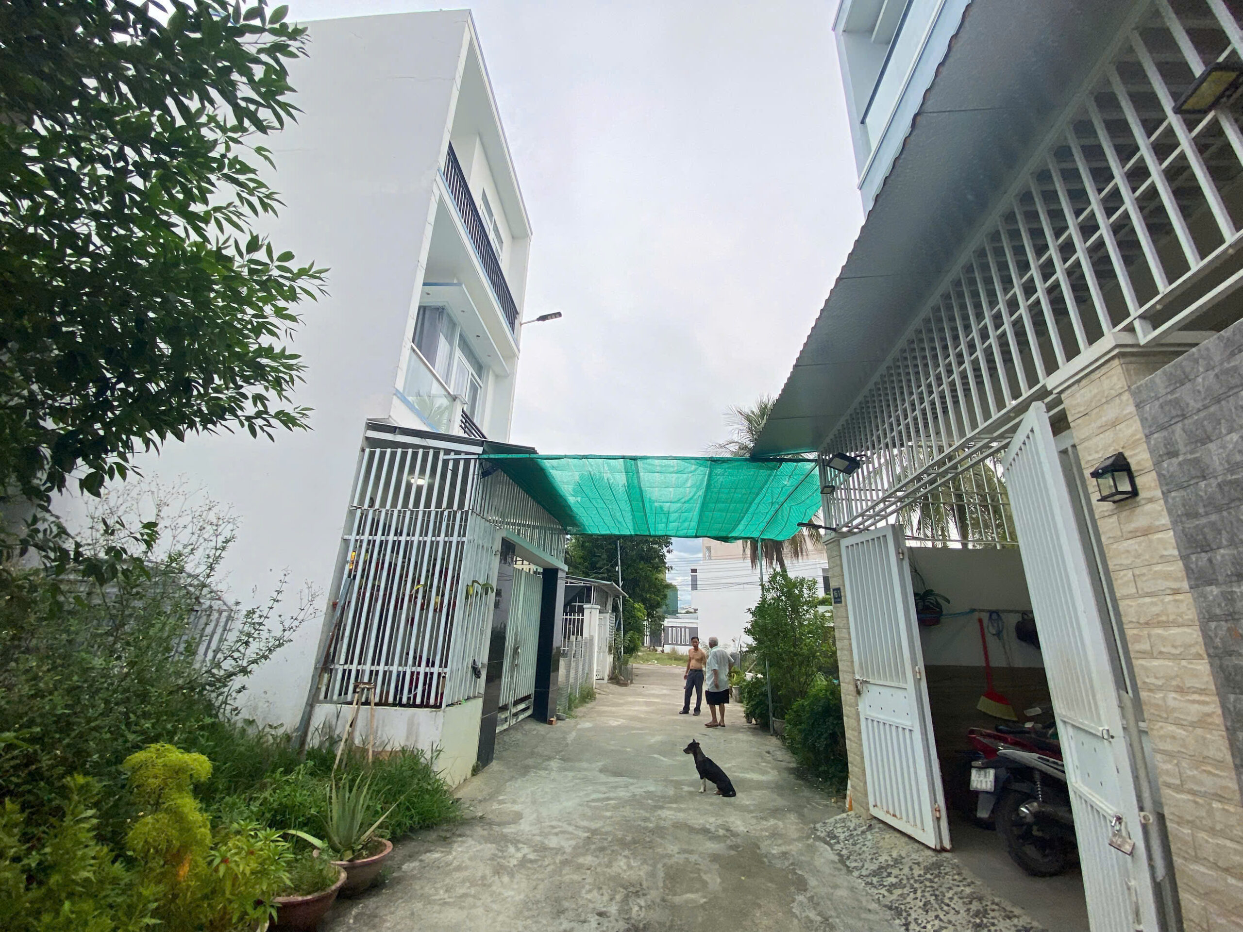 BÁN NHÀ 2 TẦNG PHÚ TRUNG VĨNH THẠNH – PHƯỜNG TÂY NHA TRANG
– Diện tích : 80,9m2 ngang 5m full thổ cư
– Nhà 1 trệt 1 lầu gồm 4pn , 2wc, phòng thờ, bếp, phòng khách, sân để xe
– Hướng : Đông Nam
– Đường bê tông rộng 4m. Khu dân cư, bán kính 1km gồm trường học, chợ Ga, trạm y tế….
– Pháp lý : sổ hồng
– Giá bán : 2 tỷ 300 triệu
