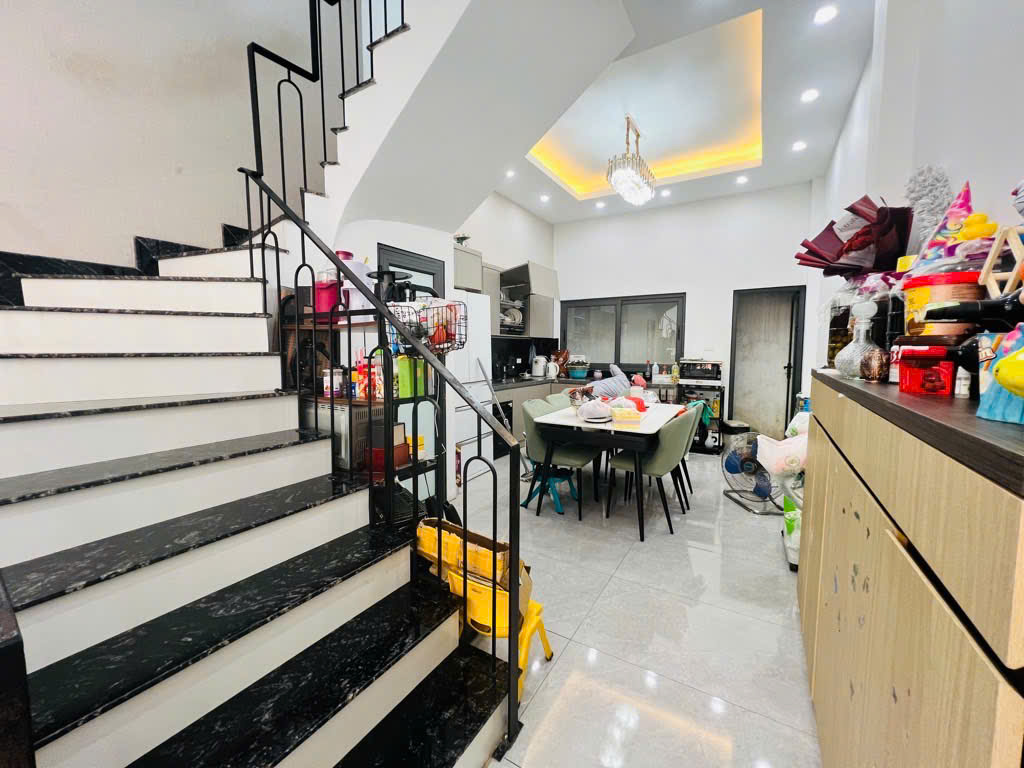 BÁN NHÀ LẠC LONG QUÂN – 62M2 – 5 TẦNG – PHÂN LÔ – Ô TÔ 7 CHỖ VÀO NHÀ – DÂN XÂY – KINH DOANH – 15.5 TỶ