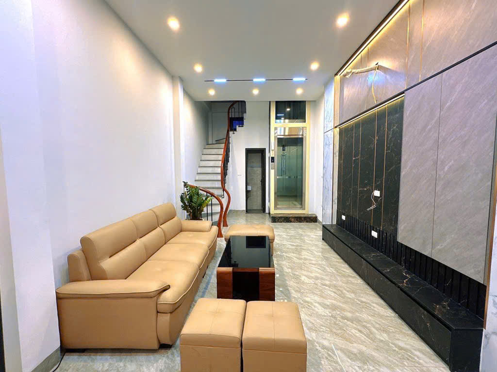 Hiếm! Hơn 7 Tỷ xíu có Thang Máy – Nhà Đẹp Trung Tâm Thụy Khuê -30/33m x 6 tầng – sổ đỏ sẵn