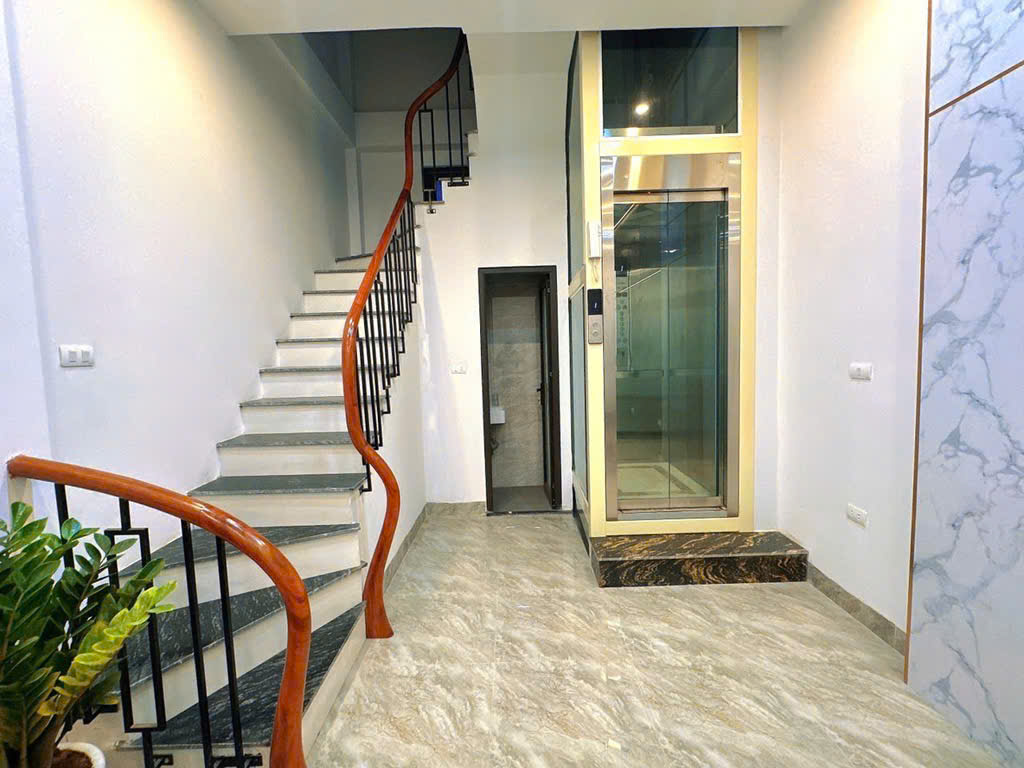 Hiếm! Hơn 7 Tỷ xíu có Thang Máy – Nhà Đẹp Trung Tâm Thụy Khuê -30/33m x 6 tầng – sổ đỏ sẵn