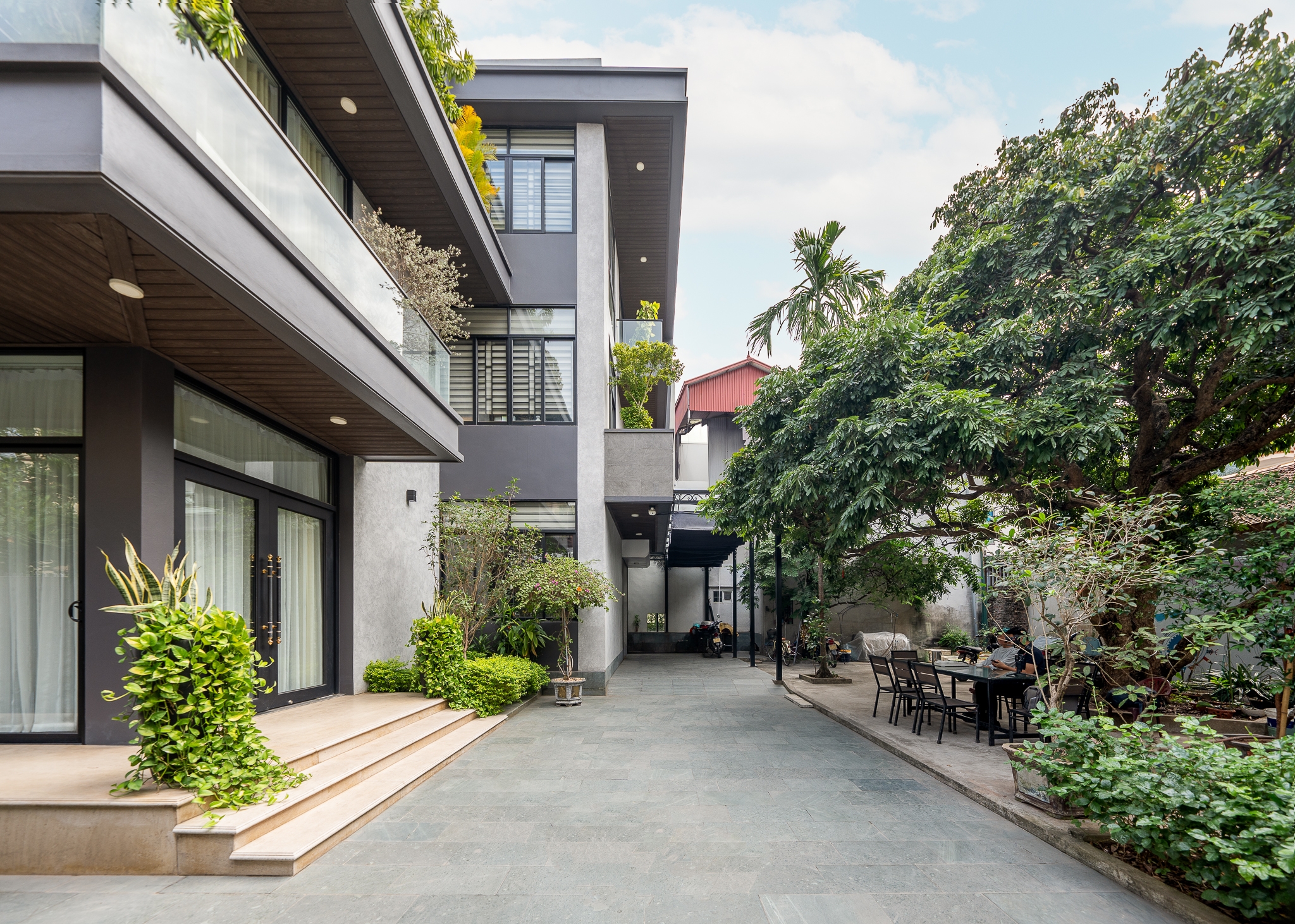 Chủ vay bank nhảy nhóm! Bán gấp biệt thự Linh Đàm – 310m2 – 59 tỷ – gần hồ