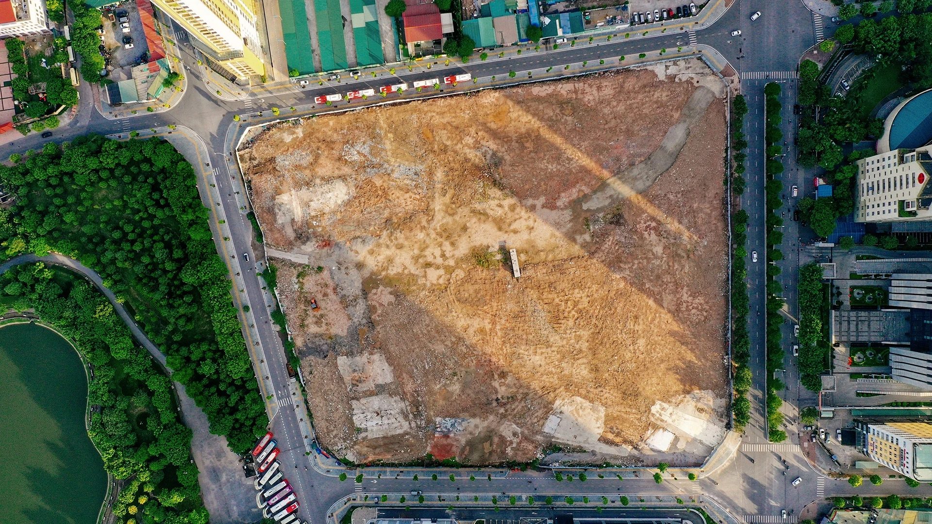 Bán 1100m2 đất thổ cư – MT: 20m – mặt phố Trần Duy Hưng – Trung Hòa – Cầu Giấy giá 267  tỷ