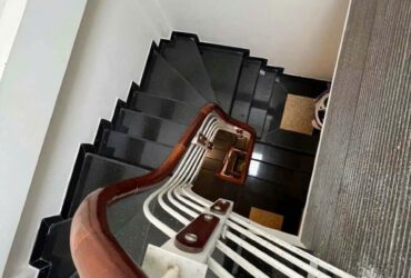 Nhà tôi cho thuê nhà hai cửa đi, mới, 93m2_ 4T; vỉa hè, Duy Tân-29 Tr