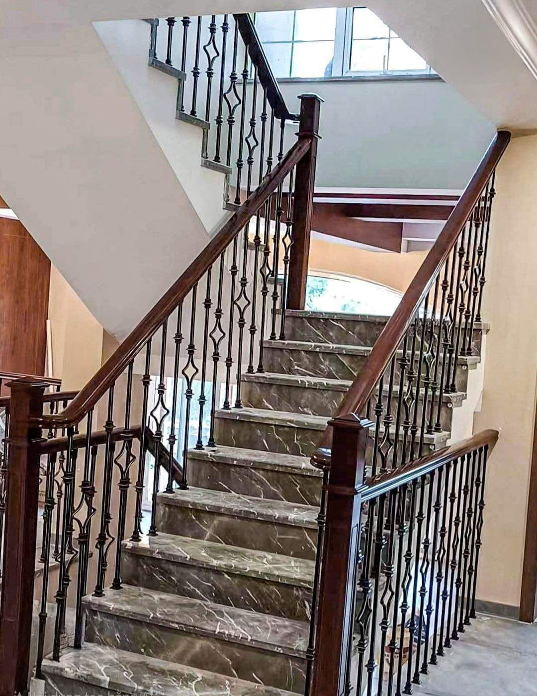 Cho thuê nhà mới, căn góc, Phạm Ngọc Thạch, thang máy, 105m2x 5T vỉa hè 31 Tr
