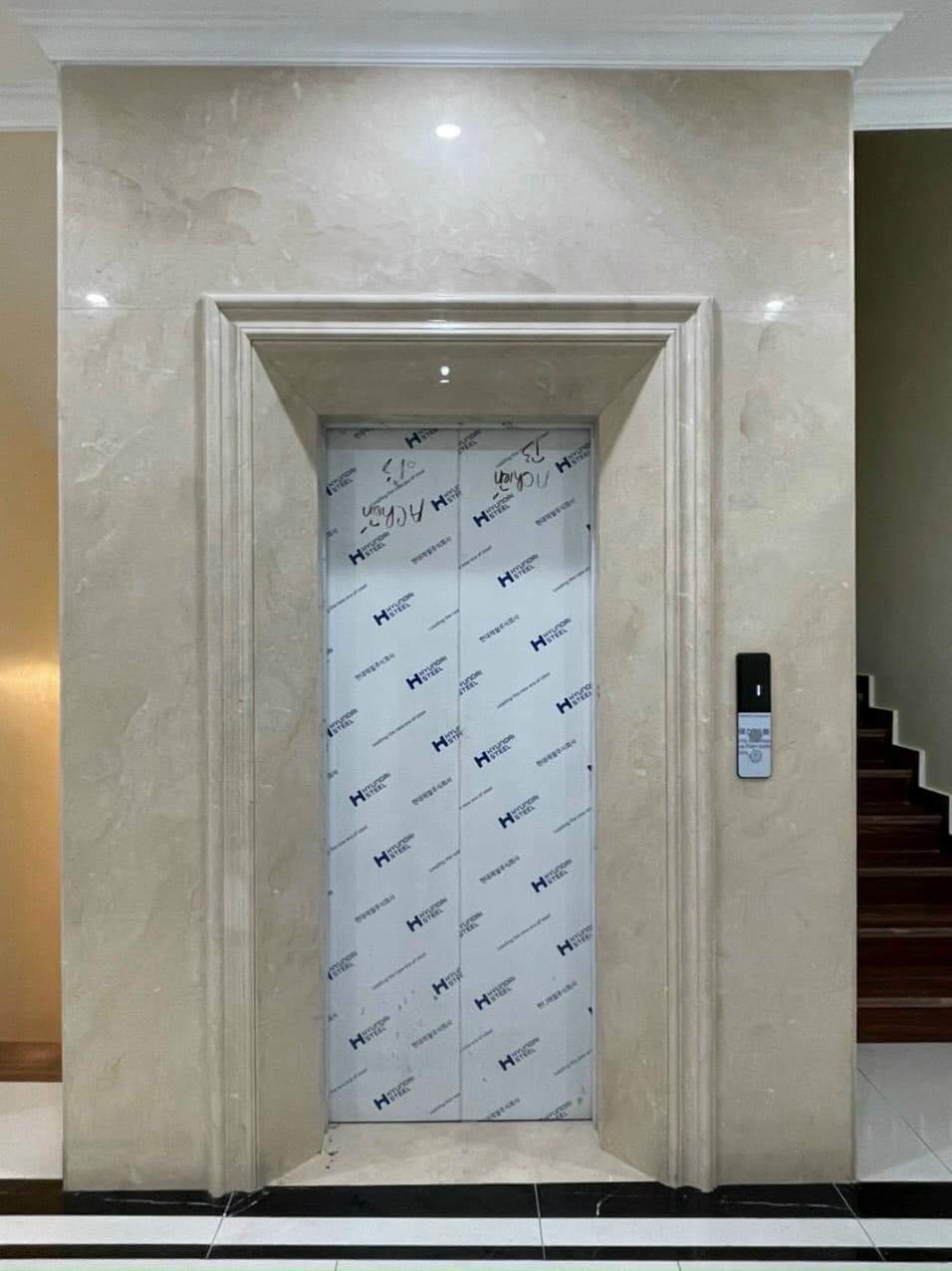 Nhà tôi cho thuê nhà hai cửa đi, mới, 95m2_ 4T; vỉa hè, Duy Tân-30 Tr